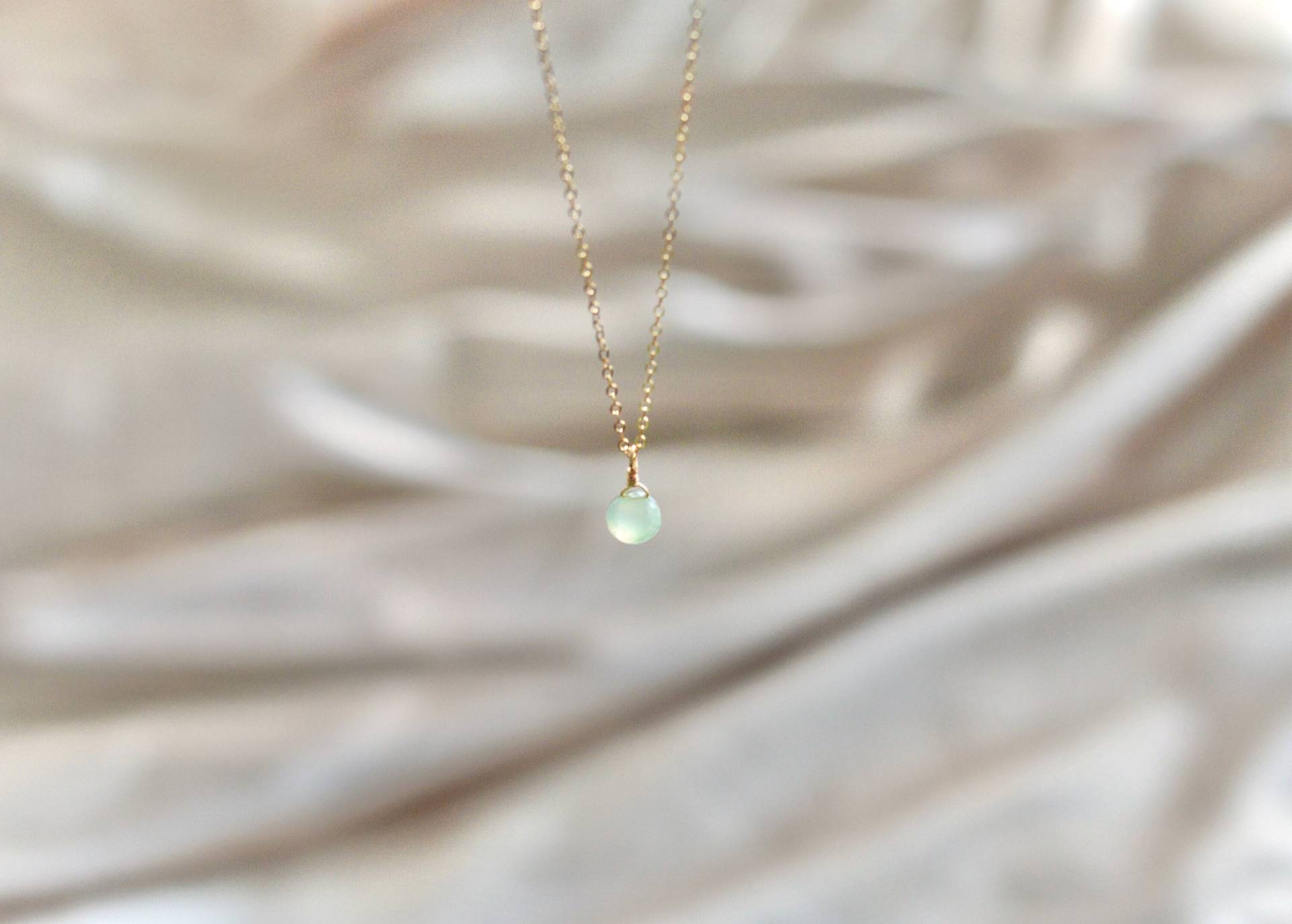 Prehnit Halskette. 14Kt Gold Filled Oder 925Er Silber. Tropfenförmiger Chalcedon Edelstein. Stein Der Bedingungslosen Liebe. Natürlicher Roher Grüner Prehnit Halskette. 14Kt Gold Filled Oder 925Er Silber. Tropfenförmiger Chalcedon Edelstein. Stein Der Bedingungslosen Liebe. Natürlicher Roher Grüner von mLightly