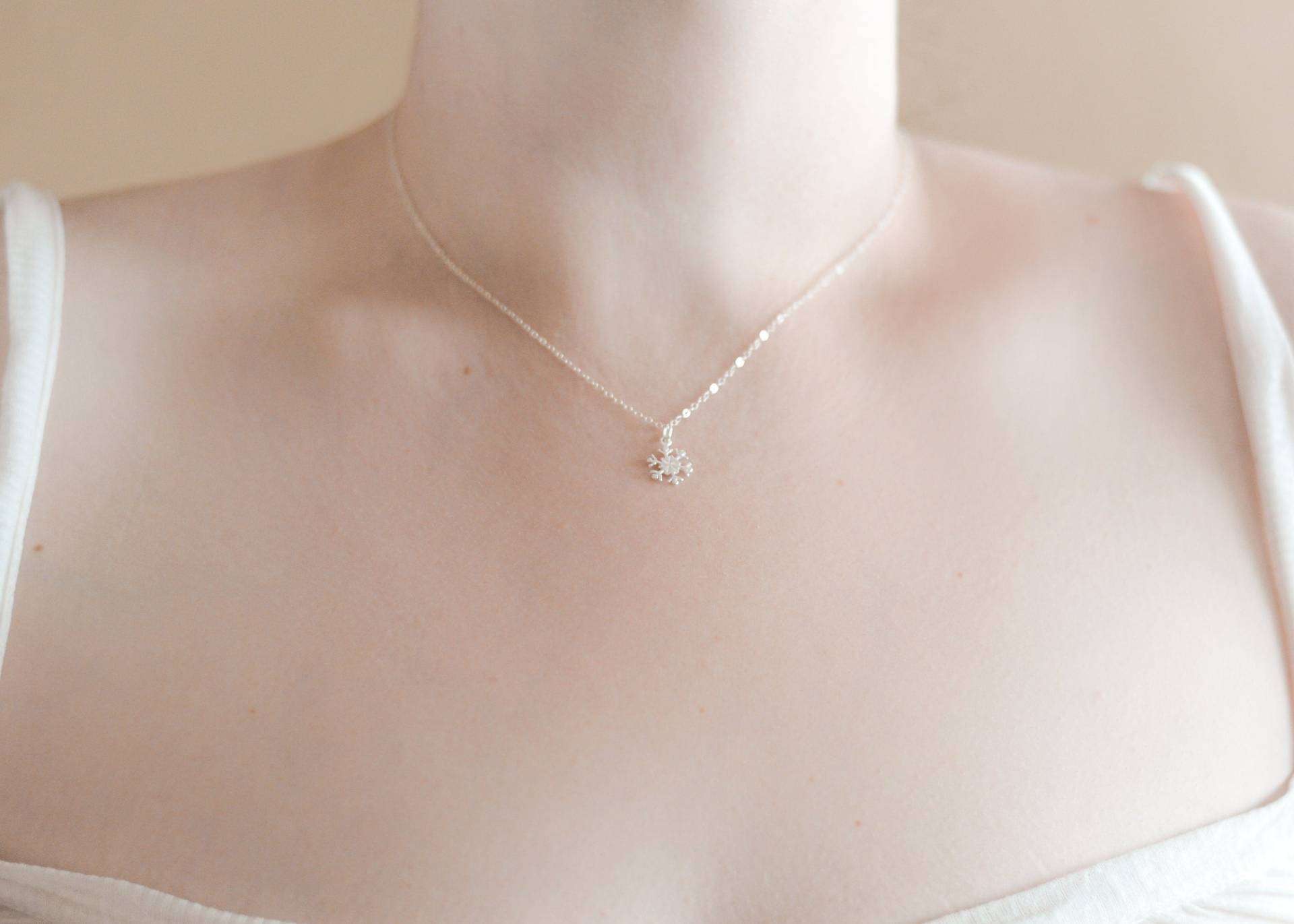 Silberne Schneeflockenkette. Sterling Silber. Mittelgroße Winter Schneeflocke Brillante Pullover Wetter Accessoire. Kabel Oder Satelliten Silberne Schneeflockenkette. Sterling Silber. Mittelgroße Winter Schneeflocke Brillante Pullover Wetter Accessoire. Kabel Oder Satelliten von mLightly