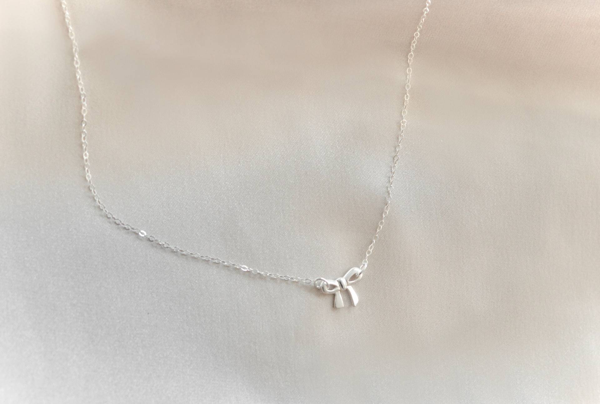 Sterling Bogen Halskette. Zierliche Flauschige Schleife Im Stil. Süße Mädchenhaft Feminine Satin/Seiden Schleifen Optik. Schmuck Für Ihre Sterling Bogen Halskette. Zierliche Flauschige Schleife Im Stil. Süße Mädchenhaft Feminine Satin/Seiden Schleifen Optik. Schmuck Für Ihre von mLightly