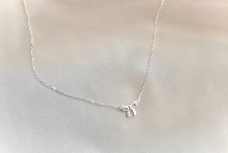 Sterling Bogen Halskette. Zierliche Flauschige Schleife Im Stil. Süße Mädchenhaft Feminine Satin/Seiden Schleifen Optik. Schmuck Für Ihre Sterling Bogen Halskette. Zierliche Flauschige Schleife Im Stil. Süße Mädchenhaft Feminine Satin/Seiden Schleifen Optik. Schmuck Für Ihre von mLightly