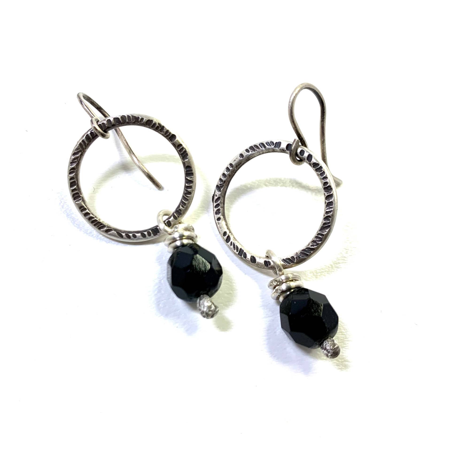 Paar Oxidierte Sterling Silber Creolen Mit Vintage Facettierten Schwarzen Glas Baumelt Paar Oxidierte Sterling Silber Creolen Mit Vintage Facettierten Schwarzen Glas Baumelt von mLindvall