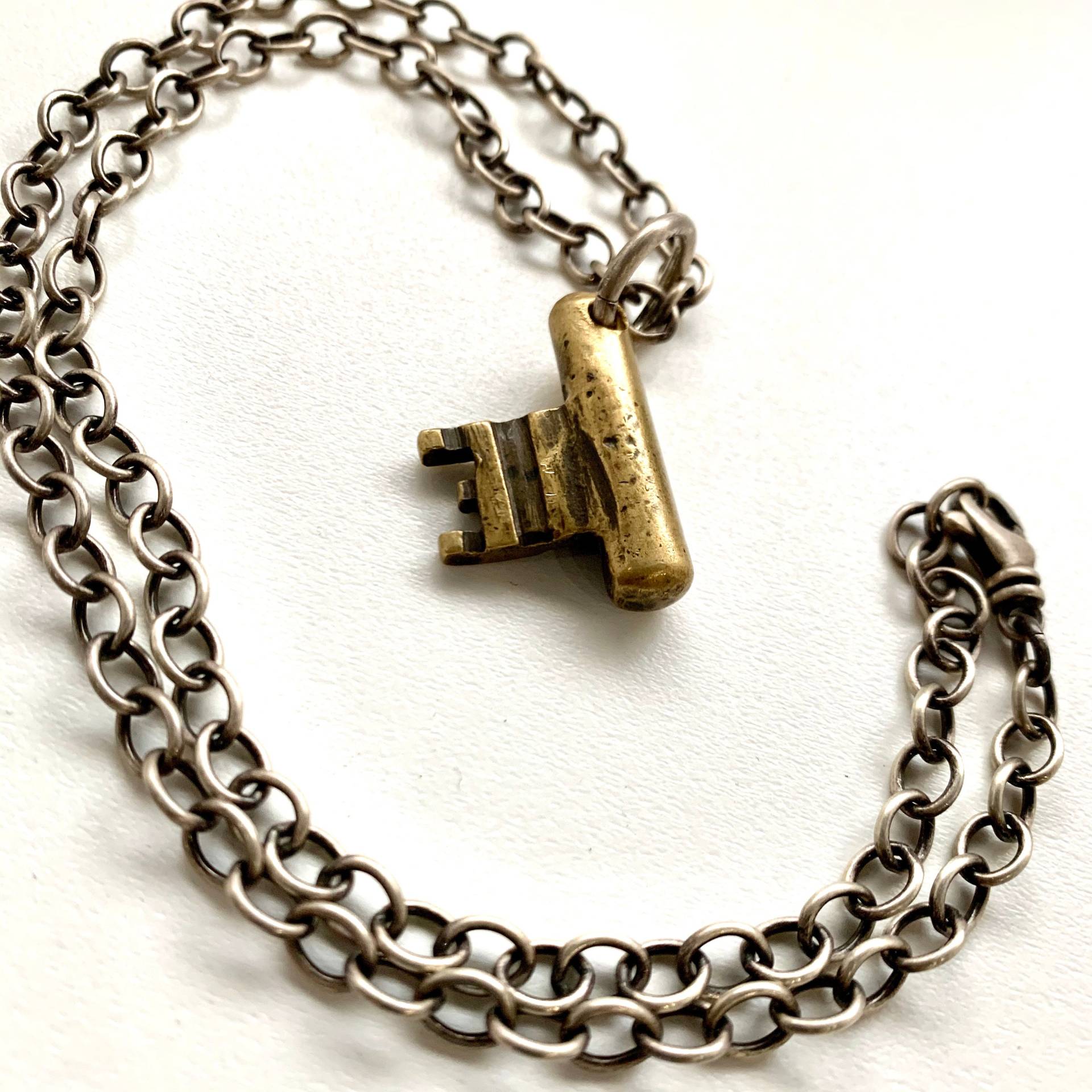Stilisierte Vintage Messing Schlüsselanhänger Sterling Silber Kette Halskette Stilisierte Vintage Messing Schlüsselanhänger Sterling Silber Kette Halskette von mLindvall