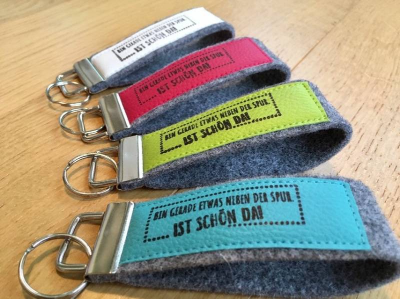 Filz Schlüsselanhänger Mit Kunstleder, Schlüsselband, Bedruckt, Stempel, Text "Bin Gerade Etwas Neben Der Spur. Ist Schön Da" Filz Schlüsselanhänger Mit Kunstleder, Schlüsselband, Bedruckt, Stempel, Text "Bin Gerade Etwas Neben Der Spur. Ist Schön Da" von maBelleMaribelle