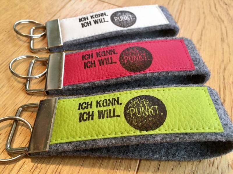 Filz Schlüsselanhänger Mit Kunstleder, Schlüsselband, Bedruckt, Stempel, Text "Bin Gerade Etwas Neben Der Spur. Ist Schön Da" Filz Schlüsselanhänger Mit Kunstleder, Schlüsselband, Bedruckt, Stempel, Text "Bin Gerade Etwas Neben Der Spur. Ist Schön Da" von maBelleMaribelle