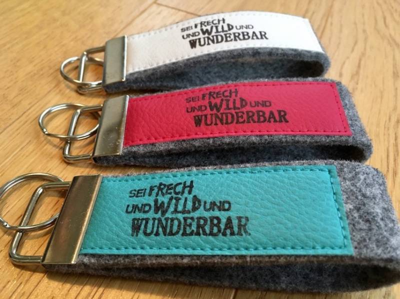 Filz Schlüsselanhänger Mit Kunstleder, Schlüsselband, Bedruckt, Stempel, Text "Sei Frech Und Wild Wunderbar" Filz Schlüsselanhänger Mit Kunstleder, Schlüsselband, Bedruckt, Stempel, Text "Sei Frech Und Wild Wunderbar" von maBelleMaribelle