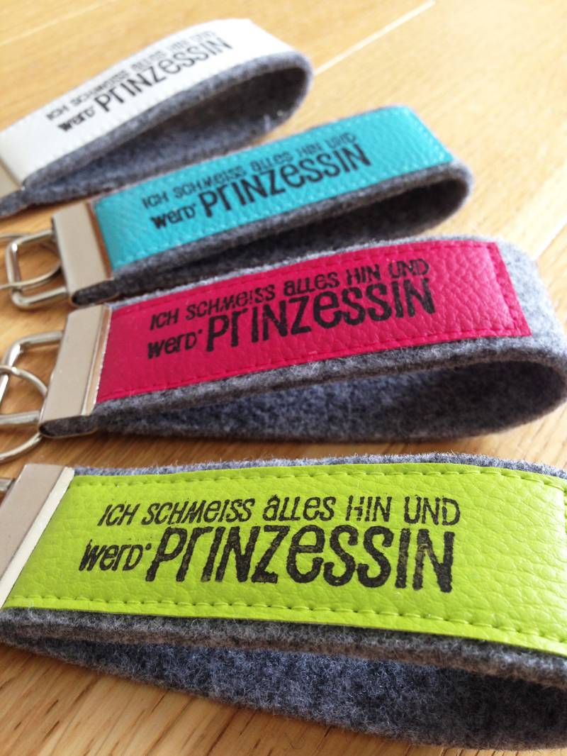 Filz Schlüsselanhänger Mit Kunstleder, Schlüsselband, Stempel, Text "Ich Schmeiß Alles Hin Und Werd' Prinzessin" von maBelleMaribelle