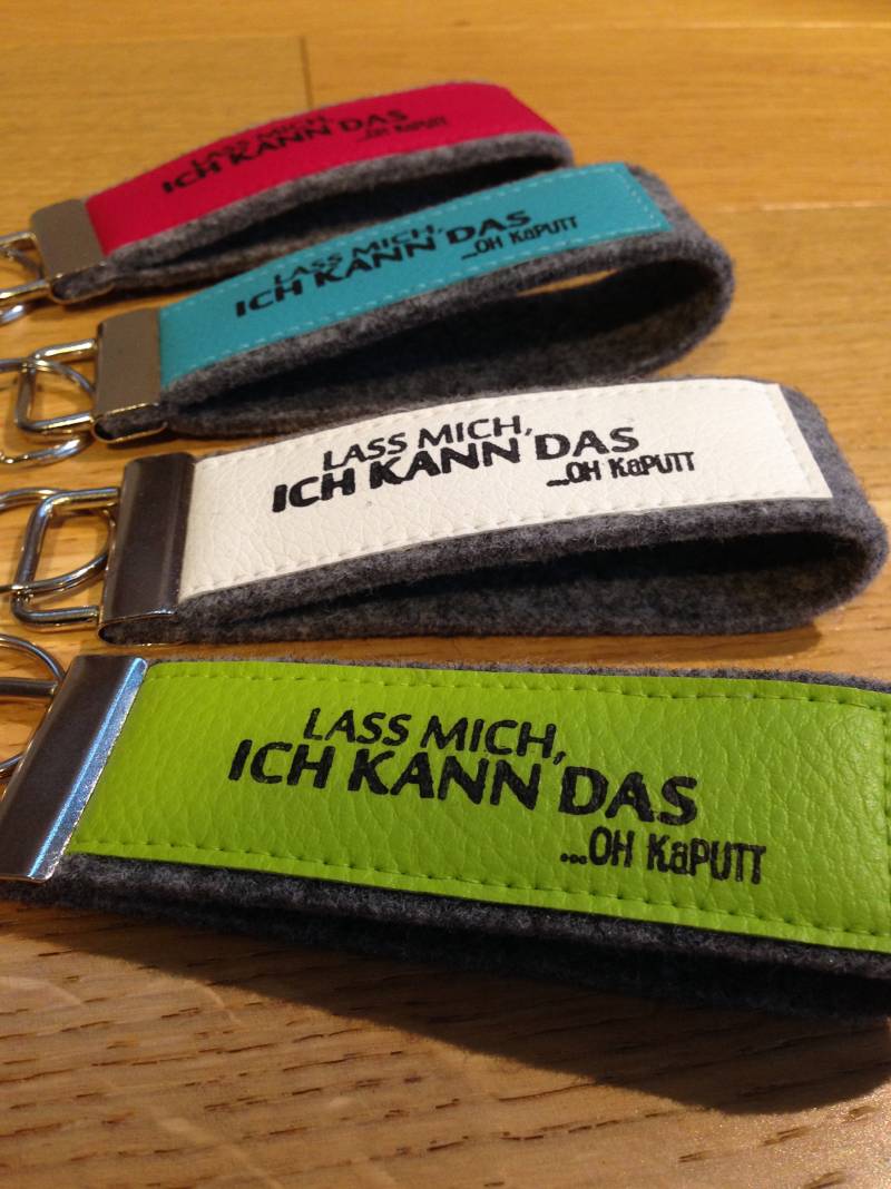 Filz Schlüsselanhänger Mit Kunstleder, Schlüsselband, Stempel, Text "Lass Mich, Ich Kann Das, Oh Kaputt" Filz Schlüsselanhänger Mit Kunstleder, Schlüsselband, Stempel, Text "Lass Mich, Ich Kann Das, Oh Kaputt" von maBelleMaribelle