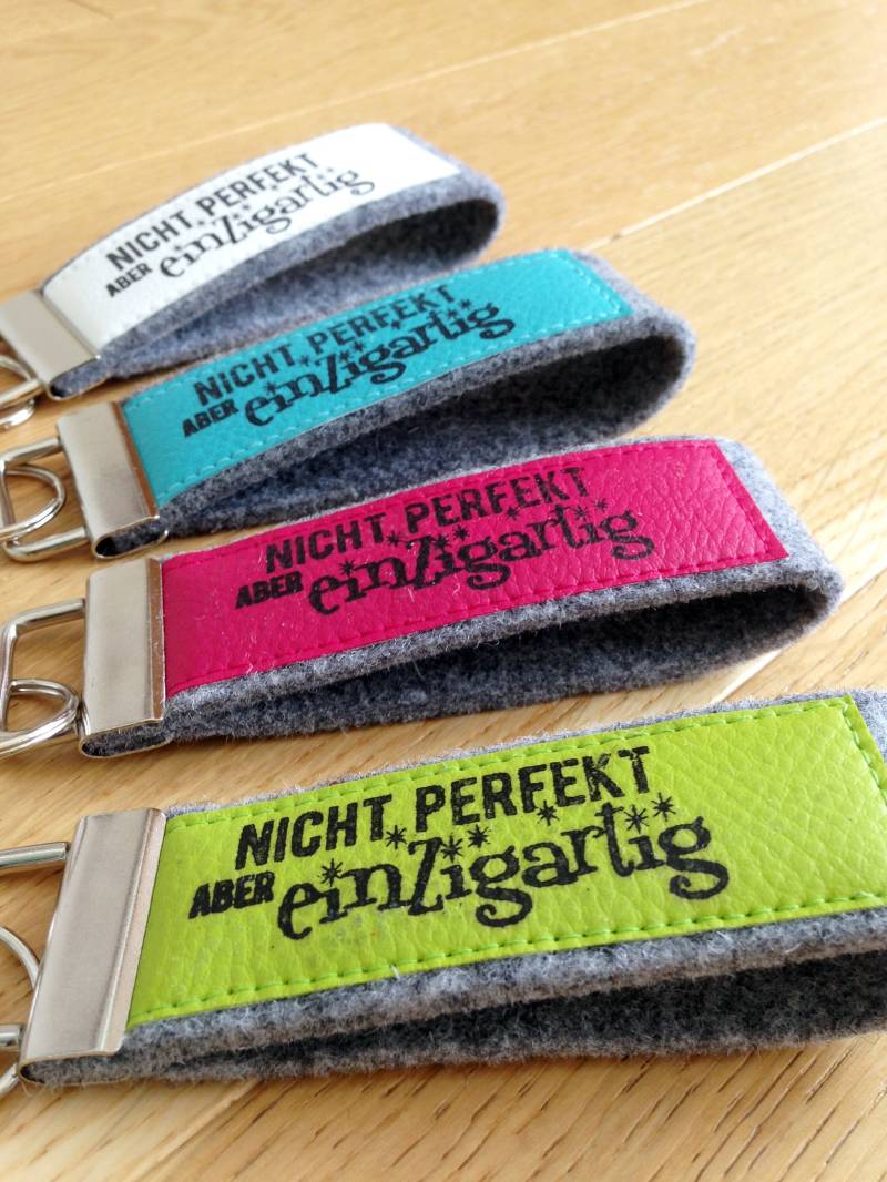 Filz Schlüsselanhänger Mit Kunstleder, Schlüsselband, Stempel, Text "Nicht Perfekt Aber Einzigartig" von maBelleMaribelle