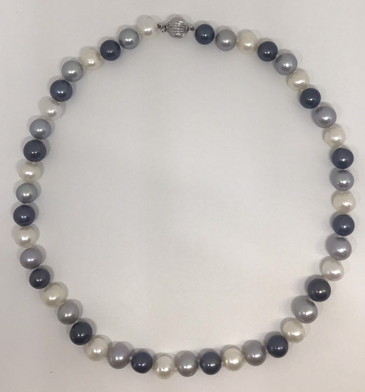 Mittlere Grau Hell Elfenbein Runde Perle Halskette Mittlere Grau Hell Elfenbein Runde Perle Halskette von maWarrenFineJewelry