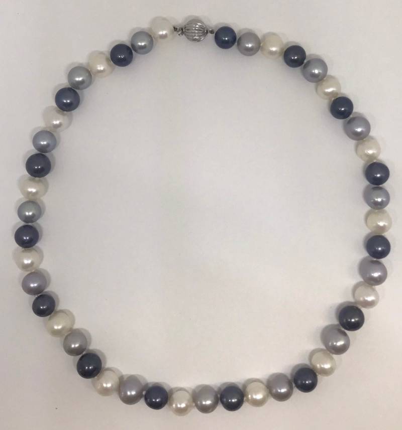 Mittlere Grau Hell Elfenbein Runde Perle Halskette Mittlere Grau Hell Elfenbein Runde Perle Halskette von maWarrenFineJewelry