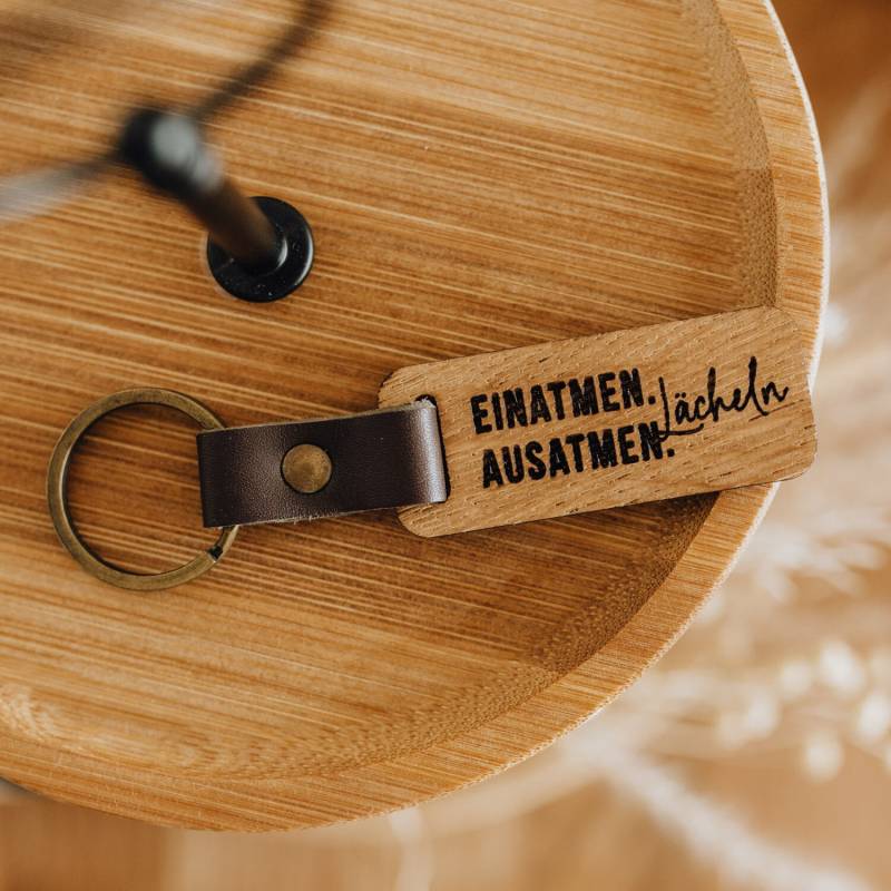 Einatmen. Ausatmen. Lächeln - Schlüsselanhänger Aus Holz Mit Lederband von maberyDE