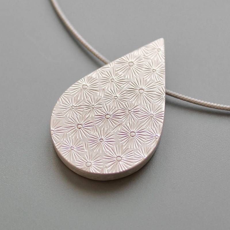 Aussergewöhnliches Medaillon Für Ein Foto in Tropfenform Mit Handgestempeltem Design von mabotte