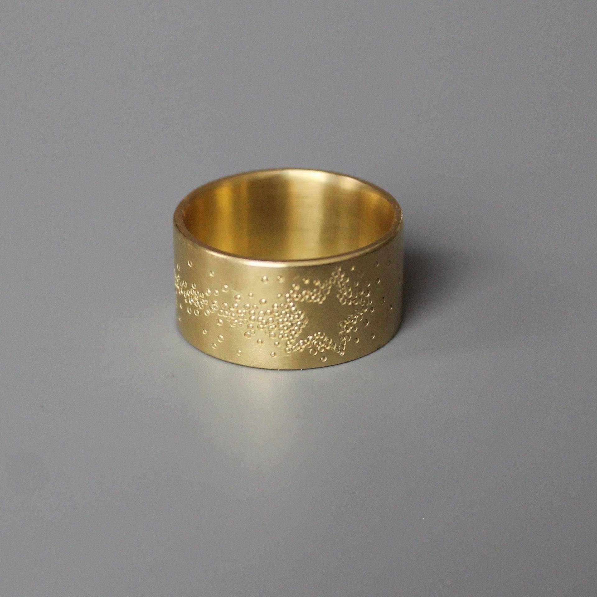 Breiter Bandring Aus 750/000 Gelbgold Mit Sternschnuppe Breiter Bandring Aus 750/000 Gelbgold Mit Sternschnuppe von mabotte