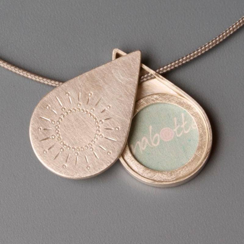 Foto-Medaillon in Tropfenform Sterling Silber Mit Handgestempelter Sonne von mabotte