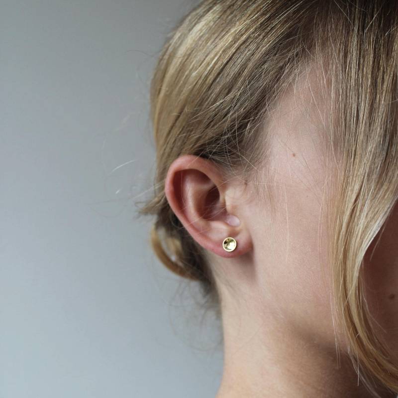 Glänzende Gold Ohrstecker Mit Konkaver Oberfläche von mabotte