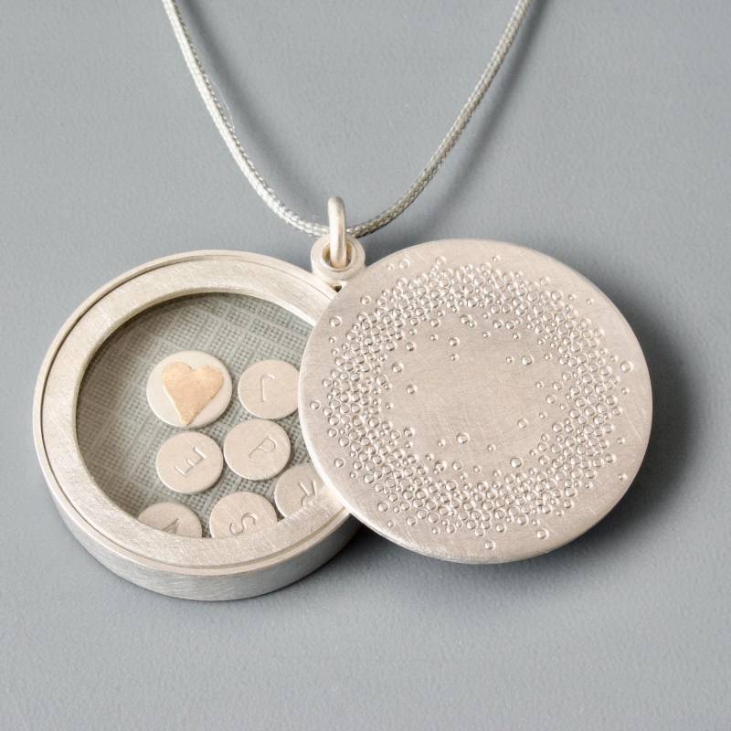 Grosses Glasmedaillon Mit Wunschname Im 1000 Punktedesign von mabotte