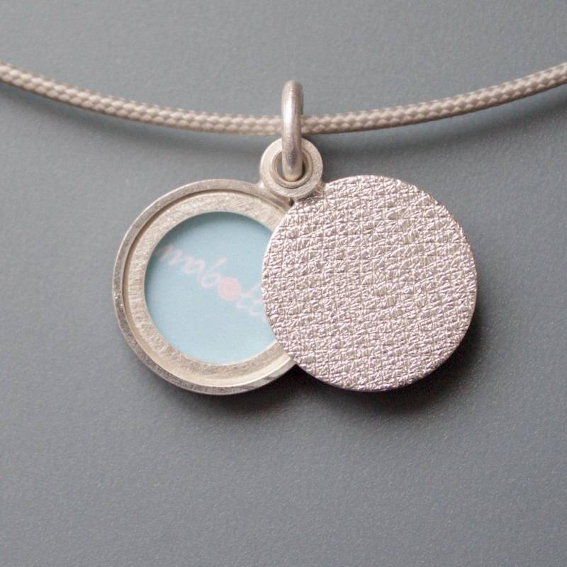 Modernes Medaillon Für Ein Kleines Foto Mit Strukturierter Oberfläche Aus Sterling Silber von mabotte