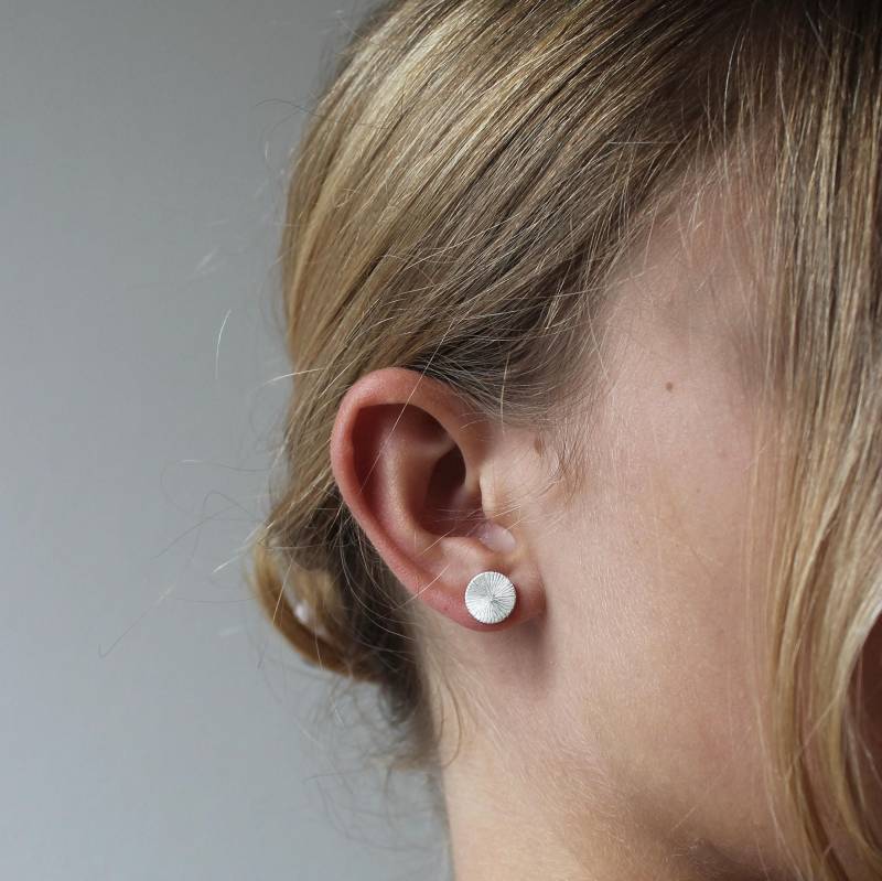 Schimmernde Ohrstecker Aus Sterling Silber Mit Gehämmerter Oberfläche von mabotte