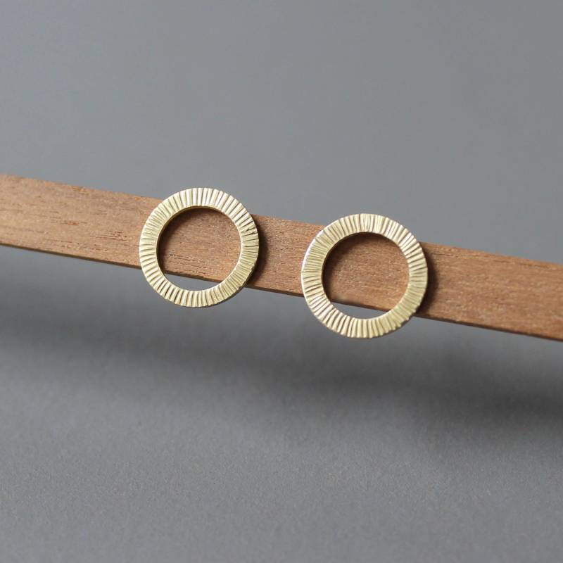 Schöne Kreisohrstecker Aus 18Ct Gold Mit Gehämmerter Oberfläche von mabotte