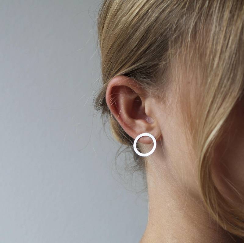Schöne Kreisohrstecker Aus Sterling Silber Mit Gehämmerter Oberfläche von mabotte