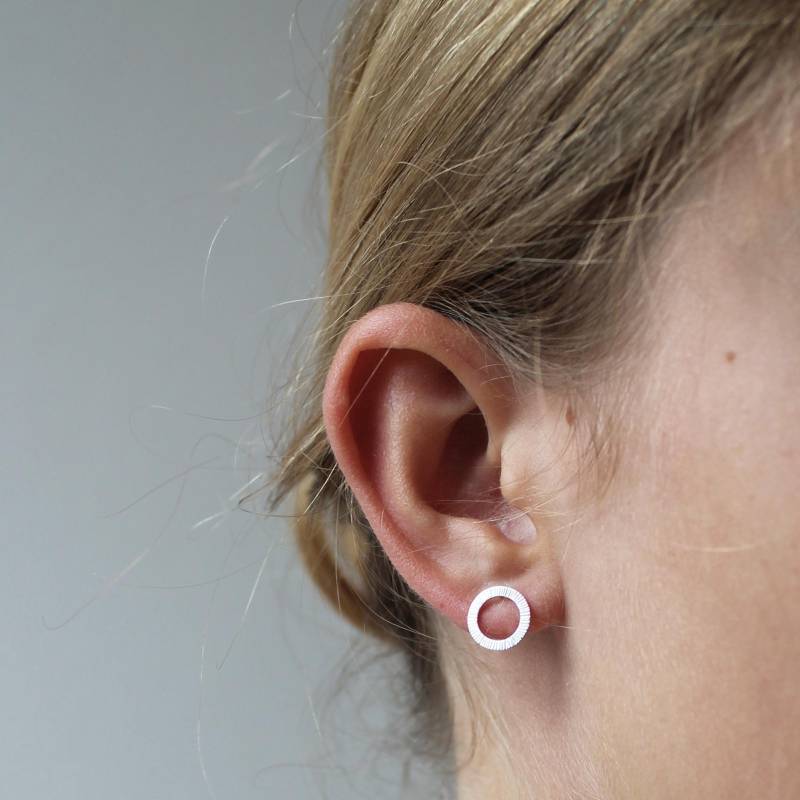 Schöne Kreisohrstecker Aus Sterling Silber Mit Gehämmerter Oberfläche von mabotte