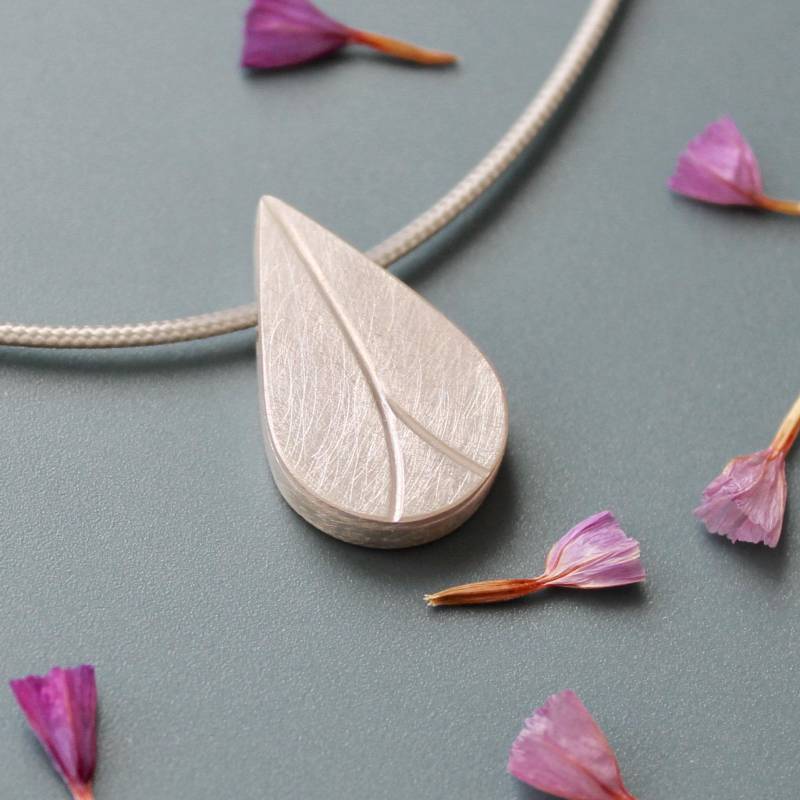 Silbernes Fotomedaillon in Tropfenform Knospe von mabotte