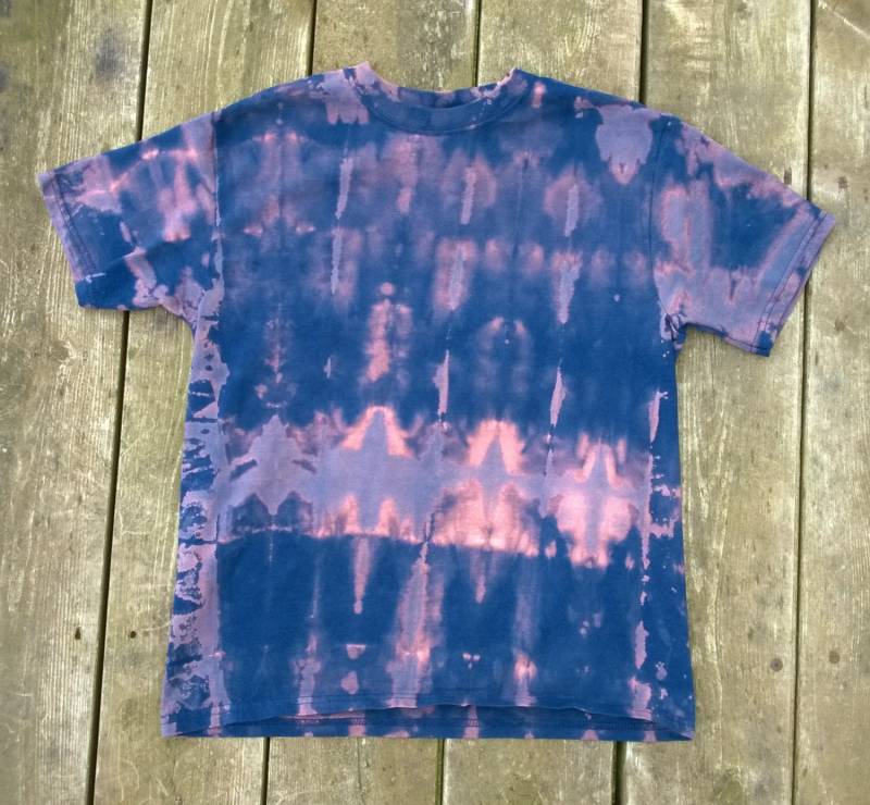 Handgebleichtes T-Shirt - Mädchen Kinder Mittel Dunkelblau & Altrosa Flug Ins Blaue Flugzeug Segelflugzeug Rorschach Blot Test von macandmags