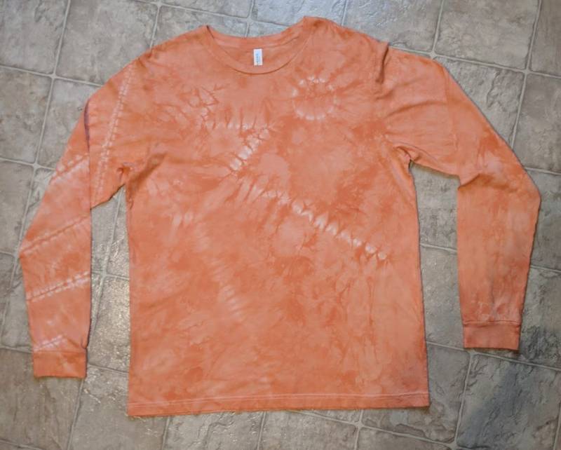 Handgefärbtes Longsleeve T-Shirt - Unisex Größe Large Orange Mit Weiß Mountain Sunshine Tie Dye von macandmags