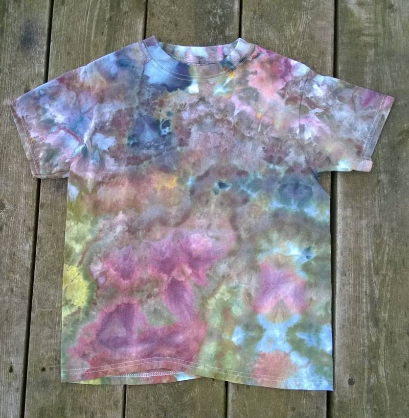 Handgefärbtes T-Shirt - Lila, Grün & Altrosa Drachenatem Boho Hippie Mittelalter Tie Dye von macandmags