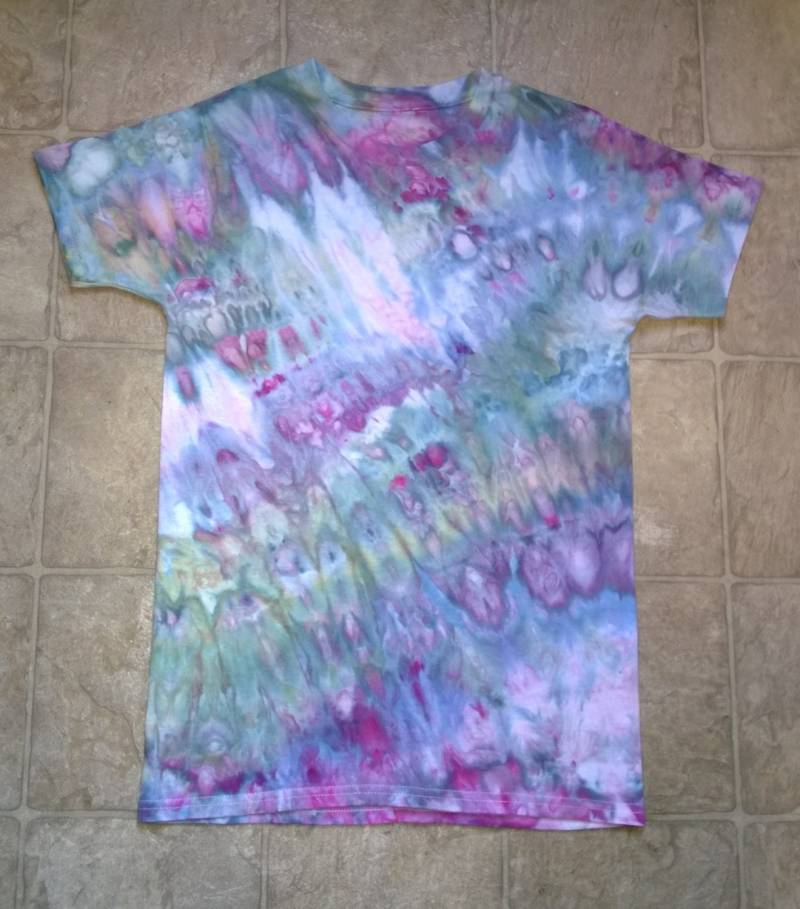 Handgefärbtes T-Shirt - Unisex Jugendgröße M Blau, Grün & Pink Papageienfeder Tie Dye von macandmags