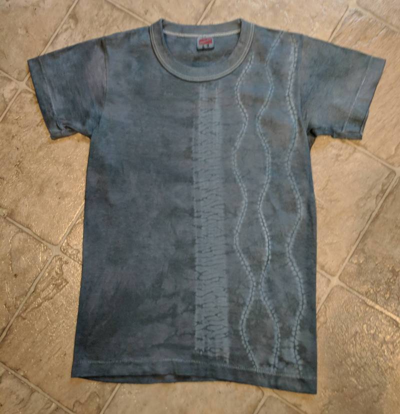 Handgefärbtes T-Shirt - Unisex Kinder Größe S Gunpowder Blau & Hellblau-Grau River Of Life Tie Dye von macandmags