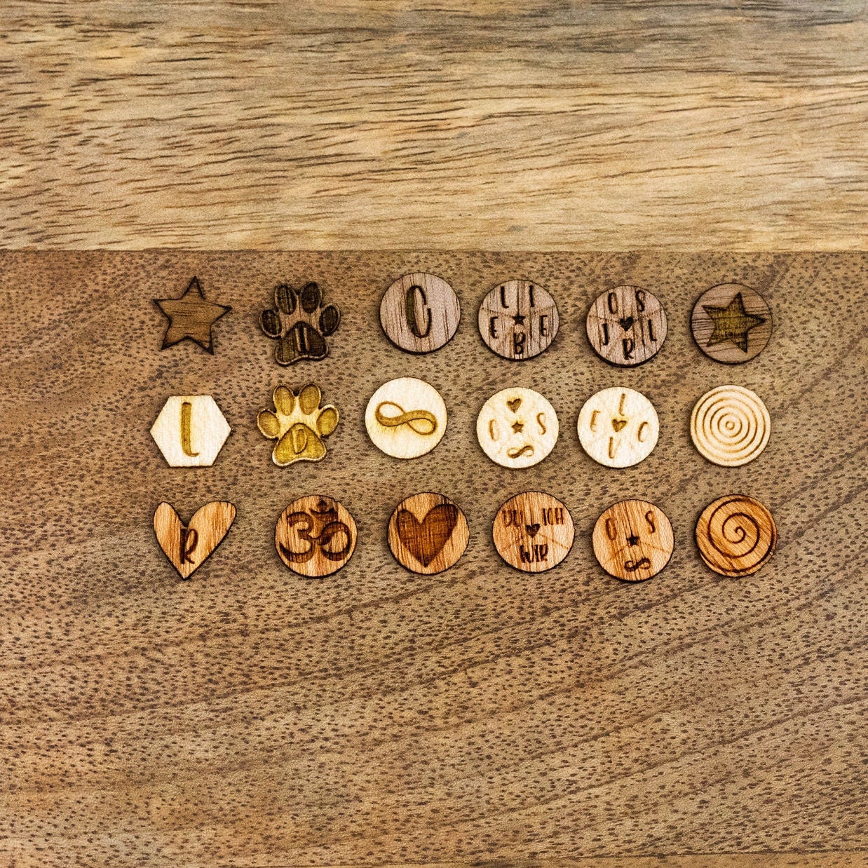 Personalisierbare Holzohrstecker - Schickes Öhrchen Personalisierbare Holzohrstecker - Schickes Öhrchen von machgluecklich