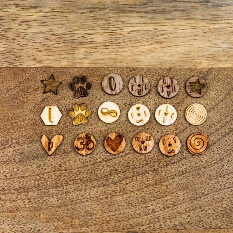 Personalisierbare Holzohrstecker - Schickes Öhrchen Personalisierbare Holzohrstecker - Schickes Öhrchen von machgluecklich