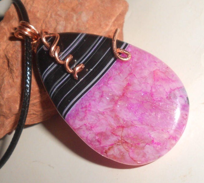 Rosa Quarz-Schwarz Gestreifter Onyx Stein Anhänger Reversible-Träne Quarz Kristall Druzy Mit Kühn Gestreifter Onyx-Unisex Halskette Rosa Quarz-Schwarz Gestreifter Onyx Stein Anhänger Reversible-Träne Quarz Kristall Druzy Mit Kühn Gestreifter Onyx-Unisex Halskette von machismo