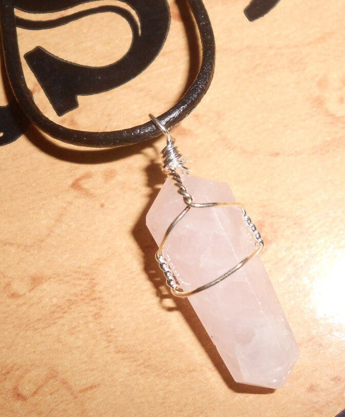 Rosenquarz-Silber-Anhänger-Halskette, Einzigartiger Handgefertigter Energiekristall-Reiki-Typ-Heilungsschmuck Rosenquarz-Silber-Anhänger-Halskette, Einzigartiger Handgefertigter Energiekristall-Reiki-Typ-Heilungsschmuck von machismo