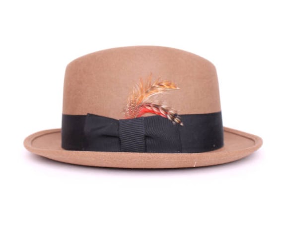 Jahrgang 1950 Ernährte Hut Tan Filz + Rote Feder Schwarz Grosgrain Band Mittlere Verrückte Männer Mitte Jahrhundert Mode Jahrgang 1950 Ernährte Hut Tan Filz + Rote Feder Schwarz Grosgrain Band Mittlere Verrückte Männer Mitte Jahrhundert Mode von mad4modvintage