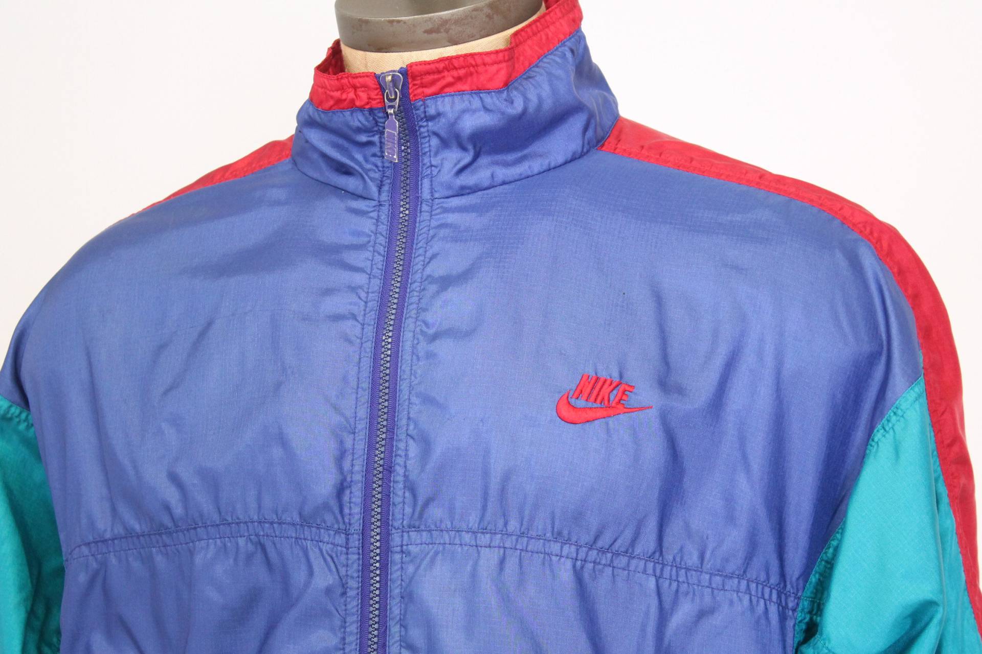Vintage Nike Color Block Nylon Windbreaker Windläufer Blau Rot + Smaragdgrün Reißverschluss Jacke 1990Er Sportlich Work Out Mantel Gr. L Grau Label Vintage Nike Color Block Nylon Windbreaker Windläufer Blau Rot + Smaragdgrün Reißverschluss Jacke 1990Er Sportlich Work Out Mantel Gr. L Grau Label von mad4modvintage