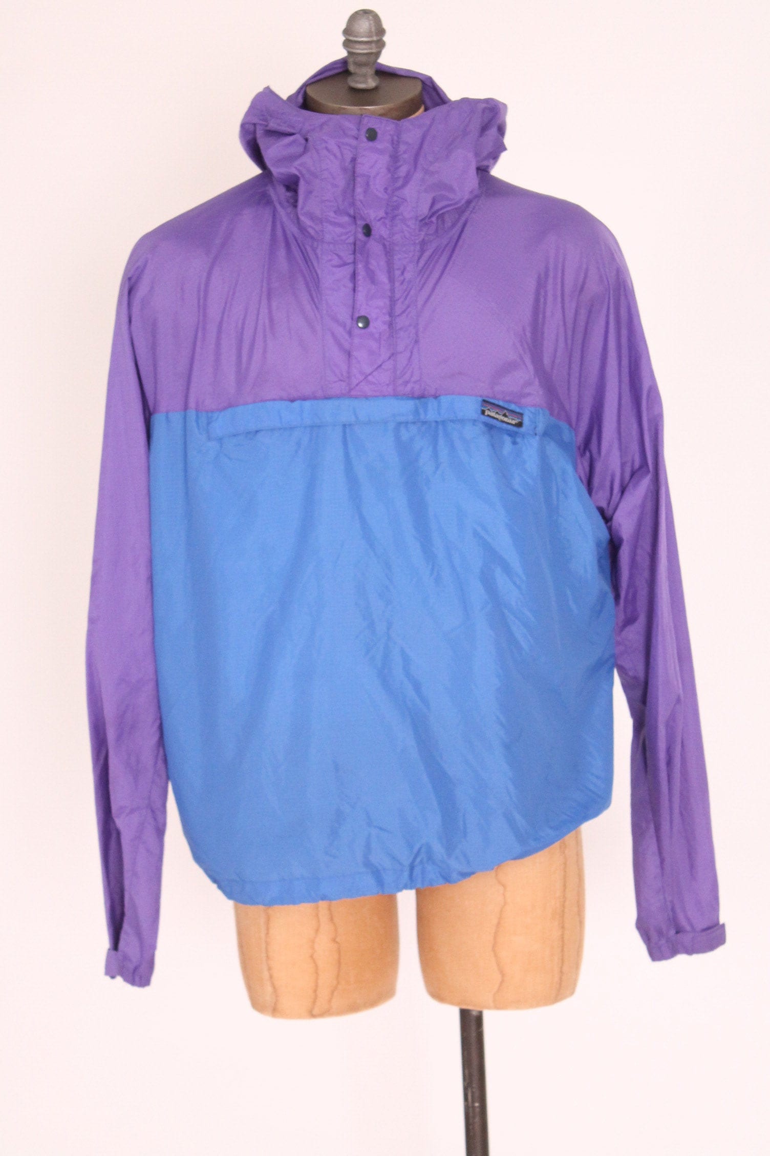 Vintage Patagonia Blau + Lila Farbe Block Rip Stop Gitter Windbreaker Jacke 1990Er Jahre Kapuze Sportliche Work Out Klettern Mantel Größe Xl Vintage Patagonia Blau + Lila Farbe Block Rip Stop Gitter Windbreaker Jacke 1990Er Jahre Kapuze Sportliche Work Out Klettern Mantel Größe Xl von mad4modvintage