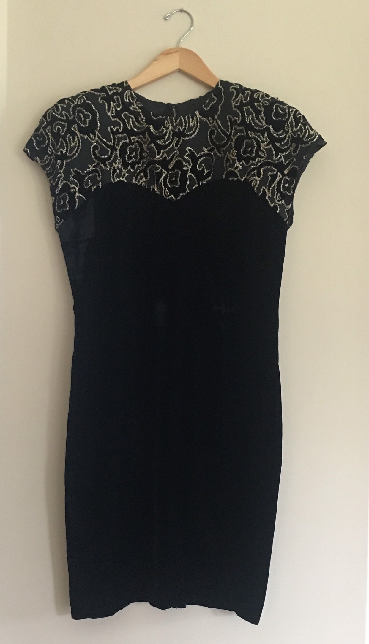 Schwarz-Gold Halbformale Samtscheide Mit Gold Und Schwarzem Strich Mützenärmeln Sz 16 Schwarz-Gold Halbformale Samtscheide Mit Gold Und Schwarzem Strich Mützenärmeln Sz 16 von madamesivad