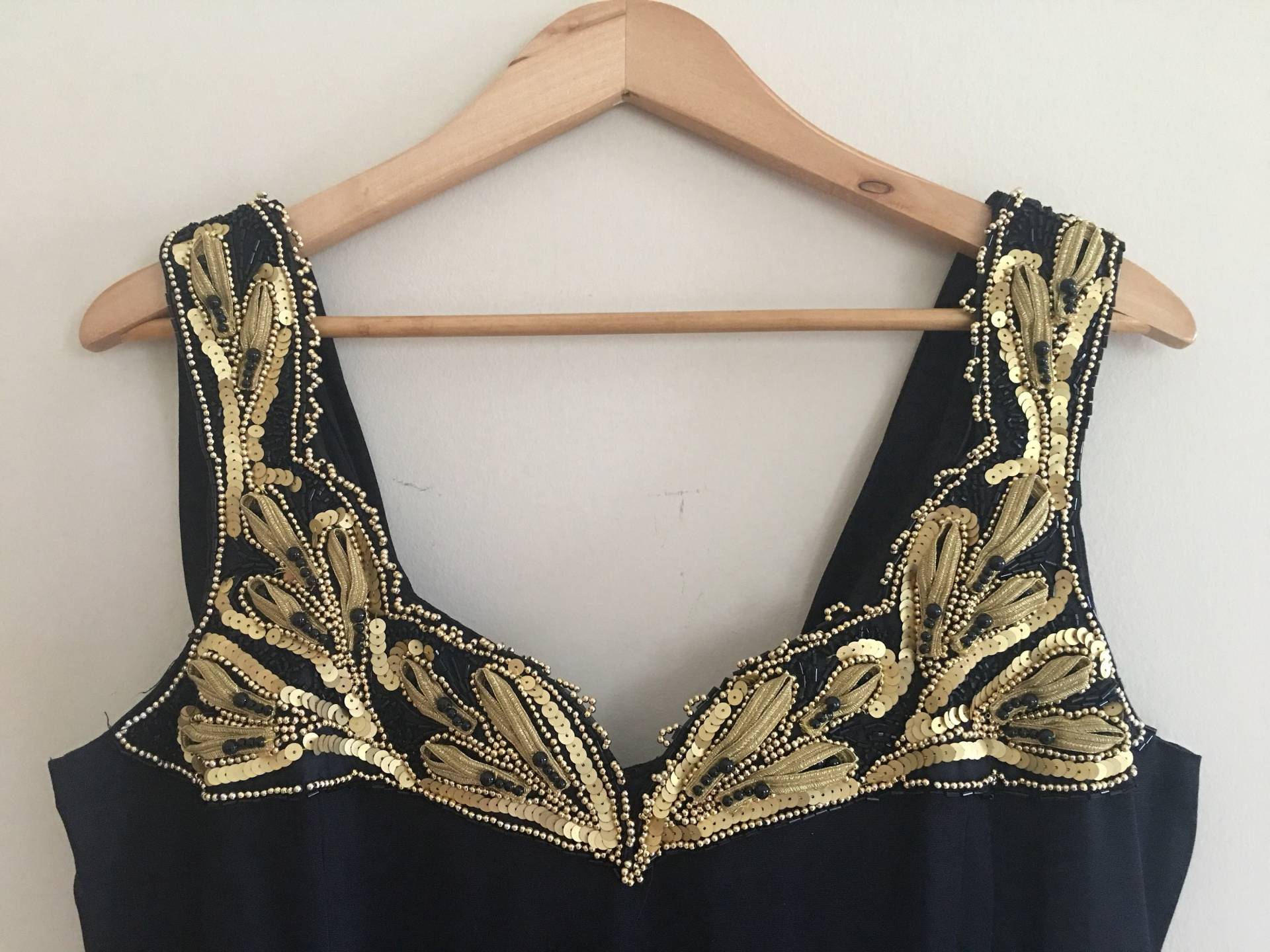 Schwarzes Abendkleid Mit Gold Und Schwarz Perlen Pailletten Passe Schwarzes Abendkleid Mit Gold Und Schwarz Perlen Pailletten Passe von madamesivad
