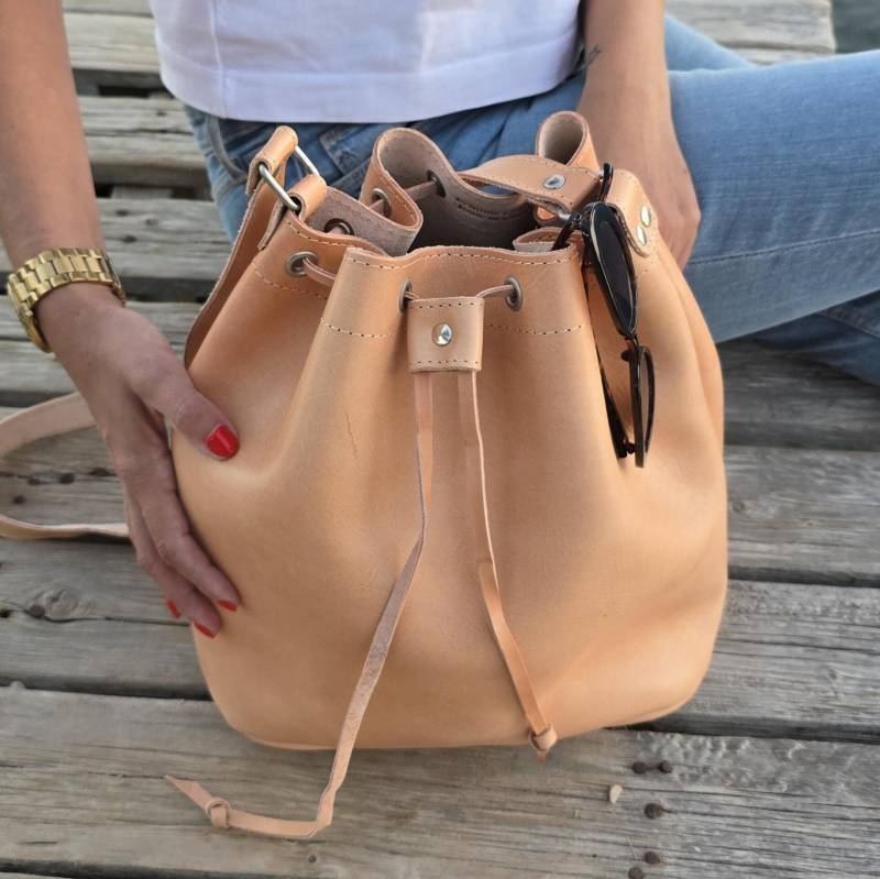 Handgefertigte Leder Bucket Bag, Crossbody Tote, Naturbeige von madammeshushu