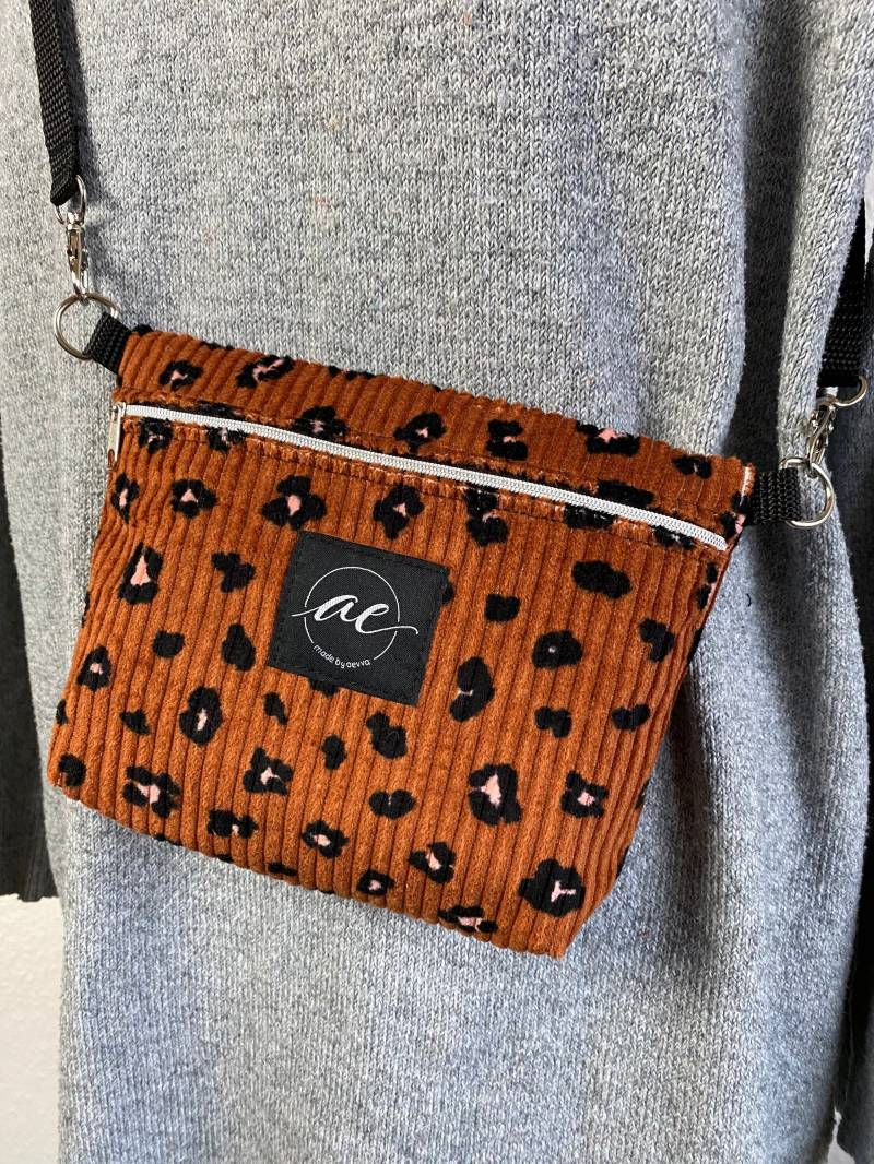 Kleine Umhängetasche, Multiway Tasche Aus Cord in Kupfer Mit Leomuster Innentasche | Madebyaevva Handgemachtes Geschenk von madebyaevva