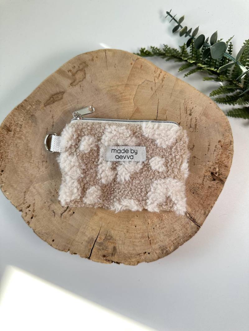 Kleiner Handgemachter Mini-Geldbeutel Aus Teddystoff Im Hellen Leo Mit D-Ring/Madebyaevva Handgemachtes Geschenk von madebyaevva