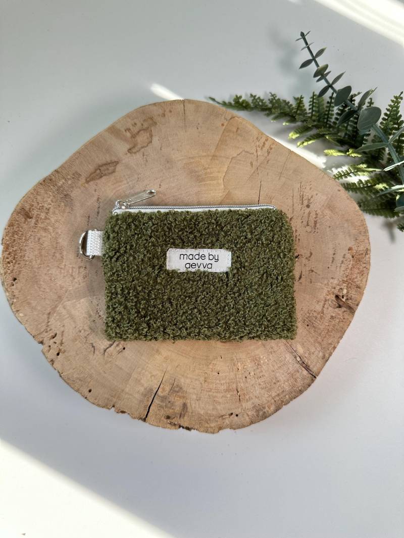 Kleiner Handgemachter Mini-Geldbeutel Aus Teddystoff in Olive Mit D-Ring/Madebyaevva Handgemachtes Geschenk von madebyaevva
