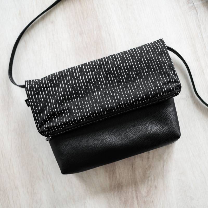 Umhängetasche "strokes" // Foldover Tasche Crossbody Schultertasche Korkleder Kunstleder Vegan Handgemacht von madebyaska