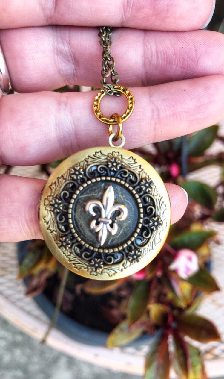 Funkelnde Vampir Fan Medaillon Mit Fleur De Lis Geschenk Für Frauen Neue Version von madebyfarrah