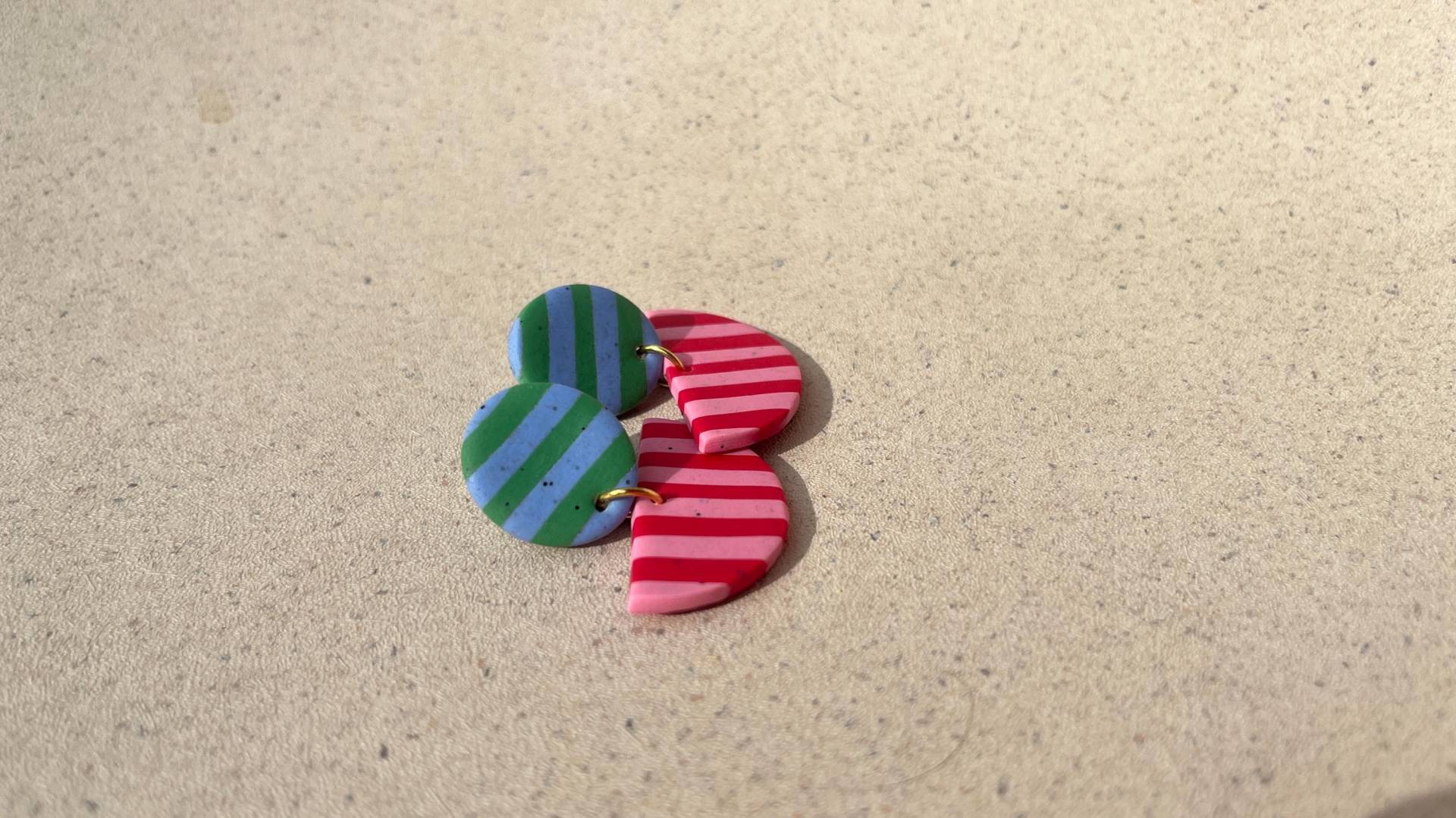 Gestreifte Ohrringe | Colourblock Leichte Blau-Grün & Rosa-Rot Gestreifte Polymer Clay Earrings Statement Gestreifte Ohrringe | Colourblock Leichte Blau-Grün & Rosa-Rot Gestreifte Polymer Clay Earrings Statement von madebyhalli