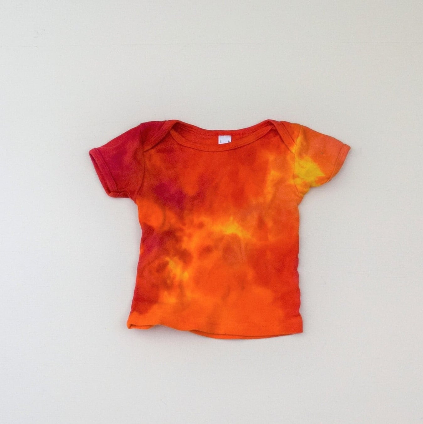 Hot Stuff ~ Krawattenfarbe Baby Kurzarm T-Shirt | American Apparel Organic Cotton Sustainable Edition | Größe 6-12 Monate | Umhänger von madebyhippies