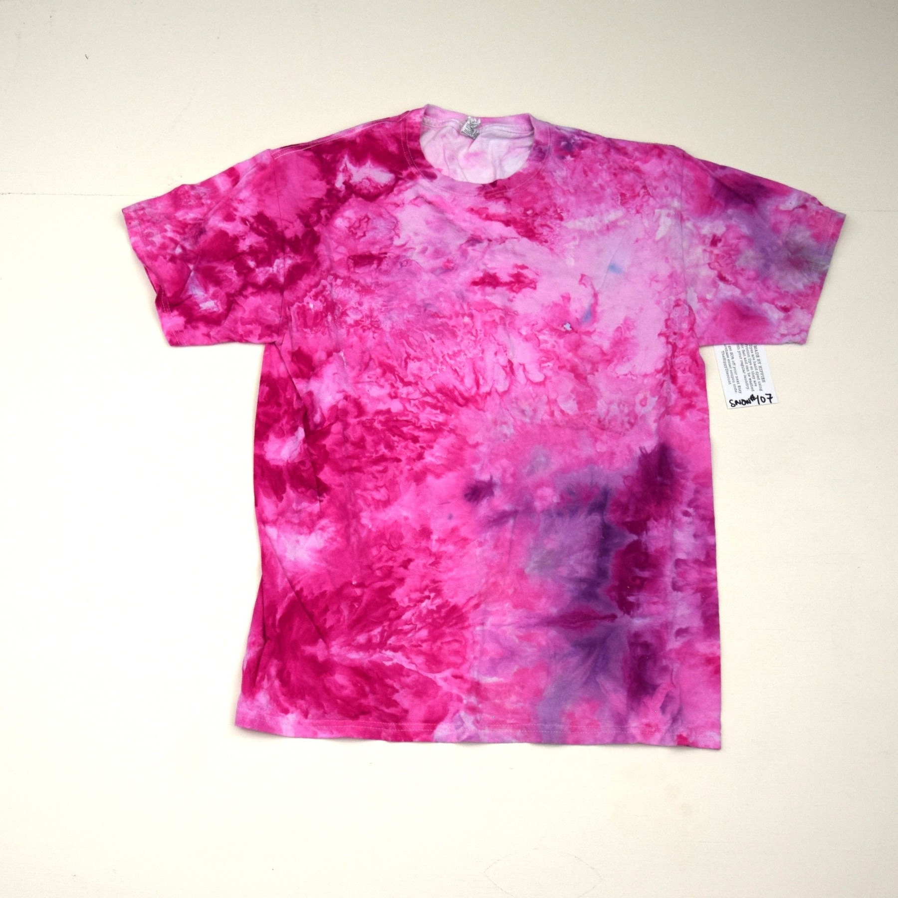 Snow Day Dye Collection #107 ~ Ice Tie T-Shirt | Fruit Of The Loom Heavy Hd Size M | One A Kind von madebyhippies