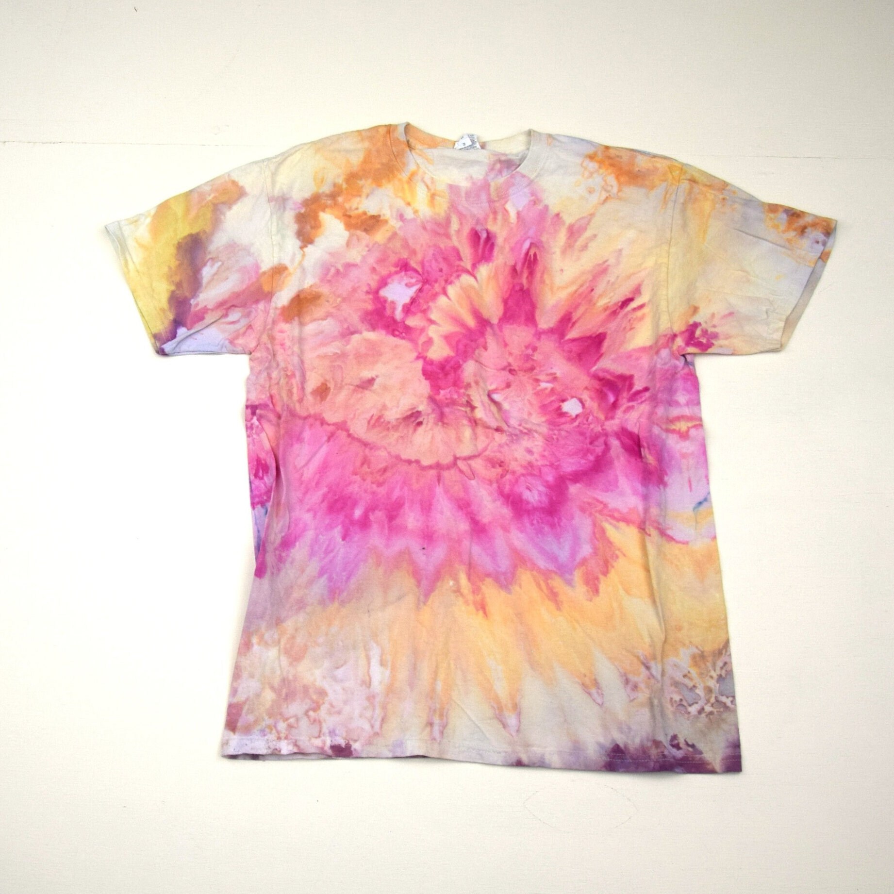 Snow Day Dye Collection #110 ~ Ice Tie T-Shirt | Fruit Of The Loom Heavy Hd Größe M | One A Kind von madebyhippies